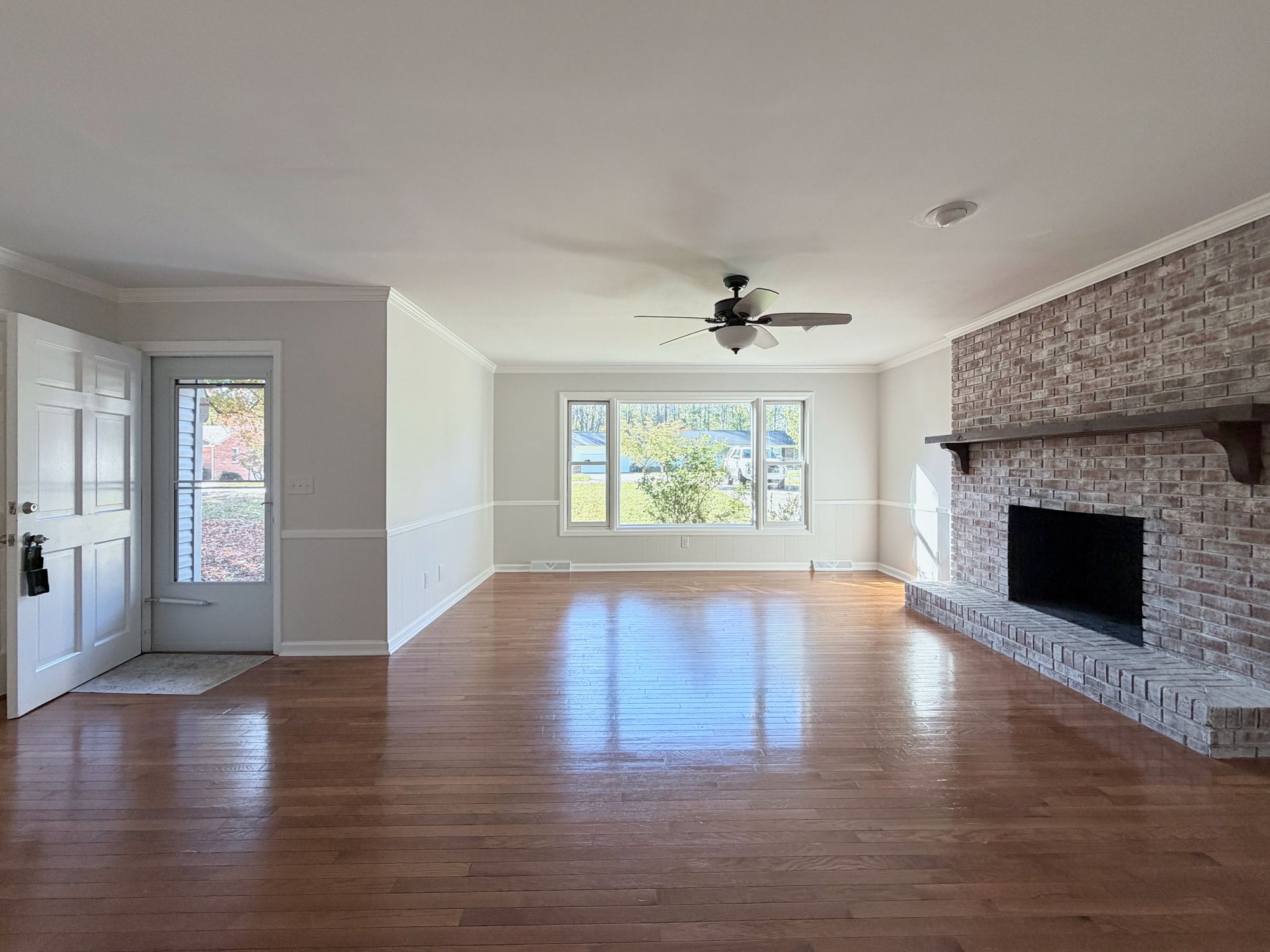 222 Pleasantview Drive — living room