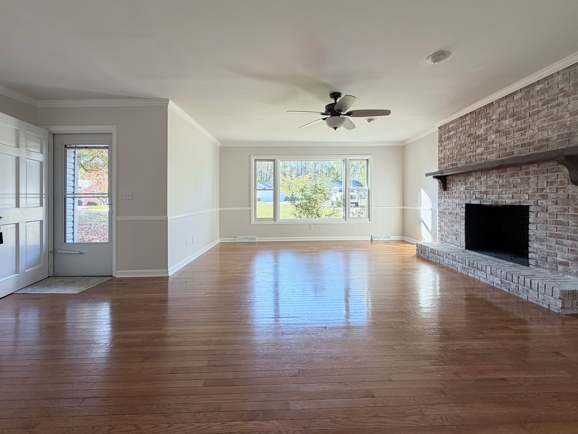 222 Pleasantview Drive — living room