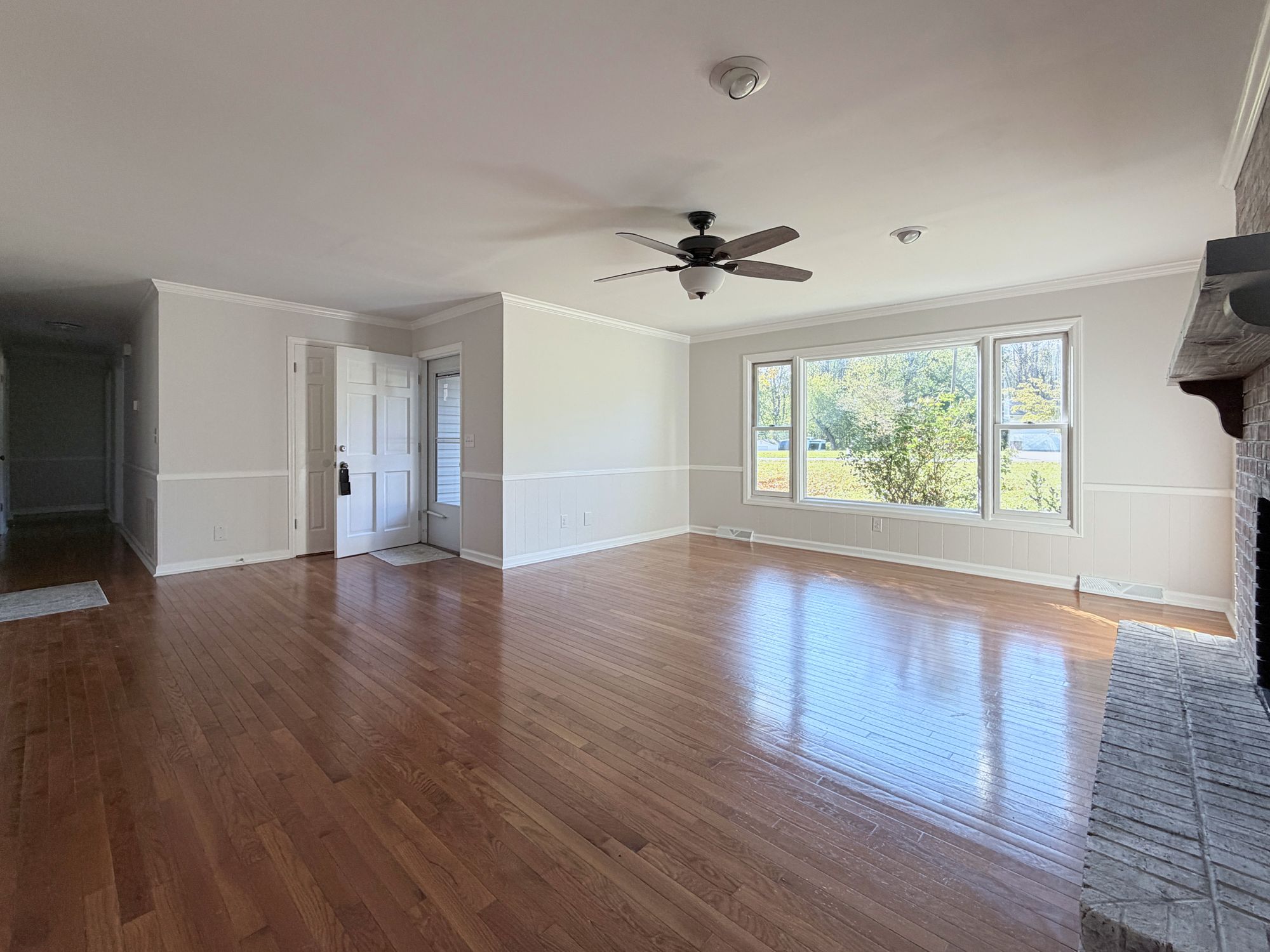 222 Pleasantview Drive — living room