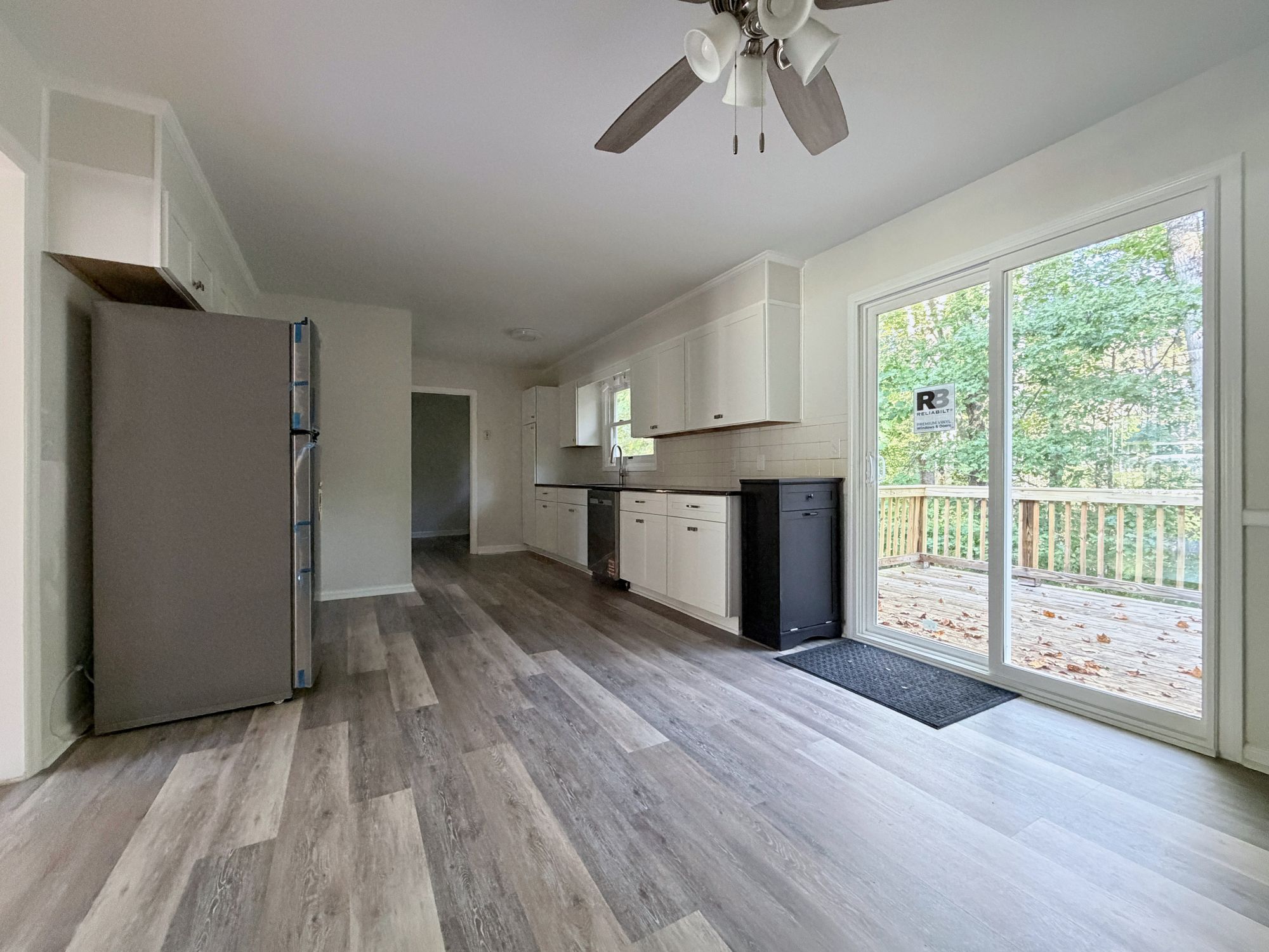 222 Pleasantview Drive — kitchen & dining