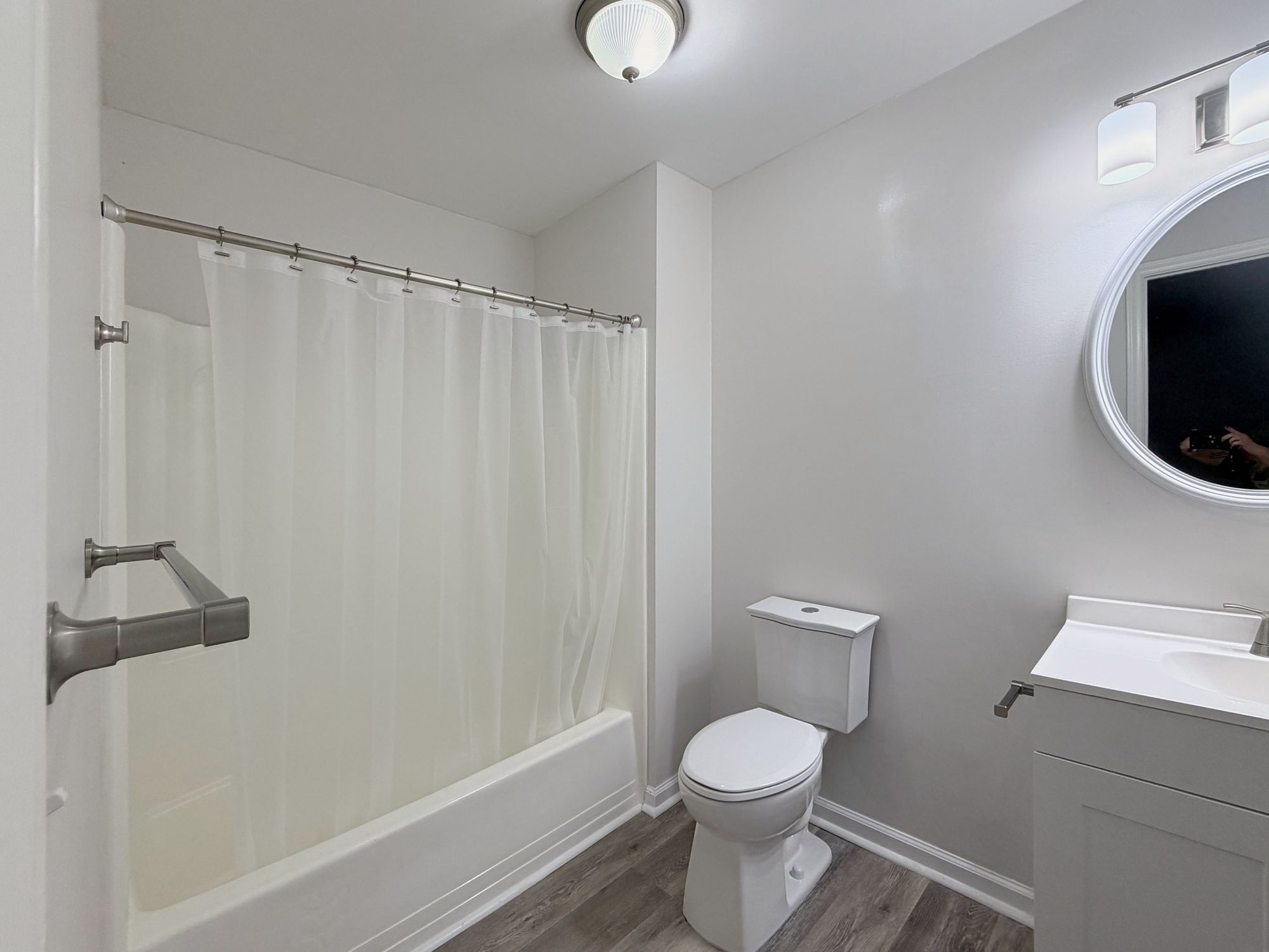 222 Pleasantview Drive — hall bath
